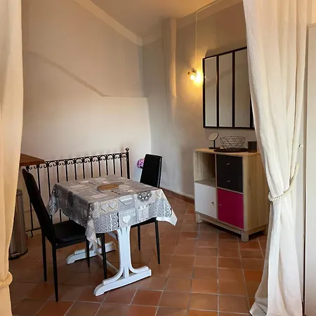 Le Vieux Chateau Apartment *